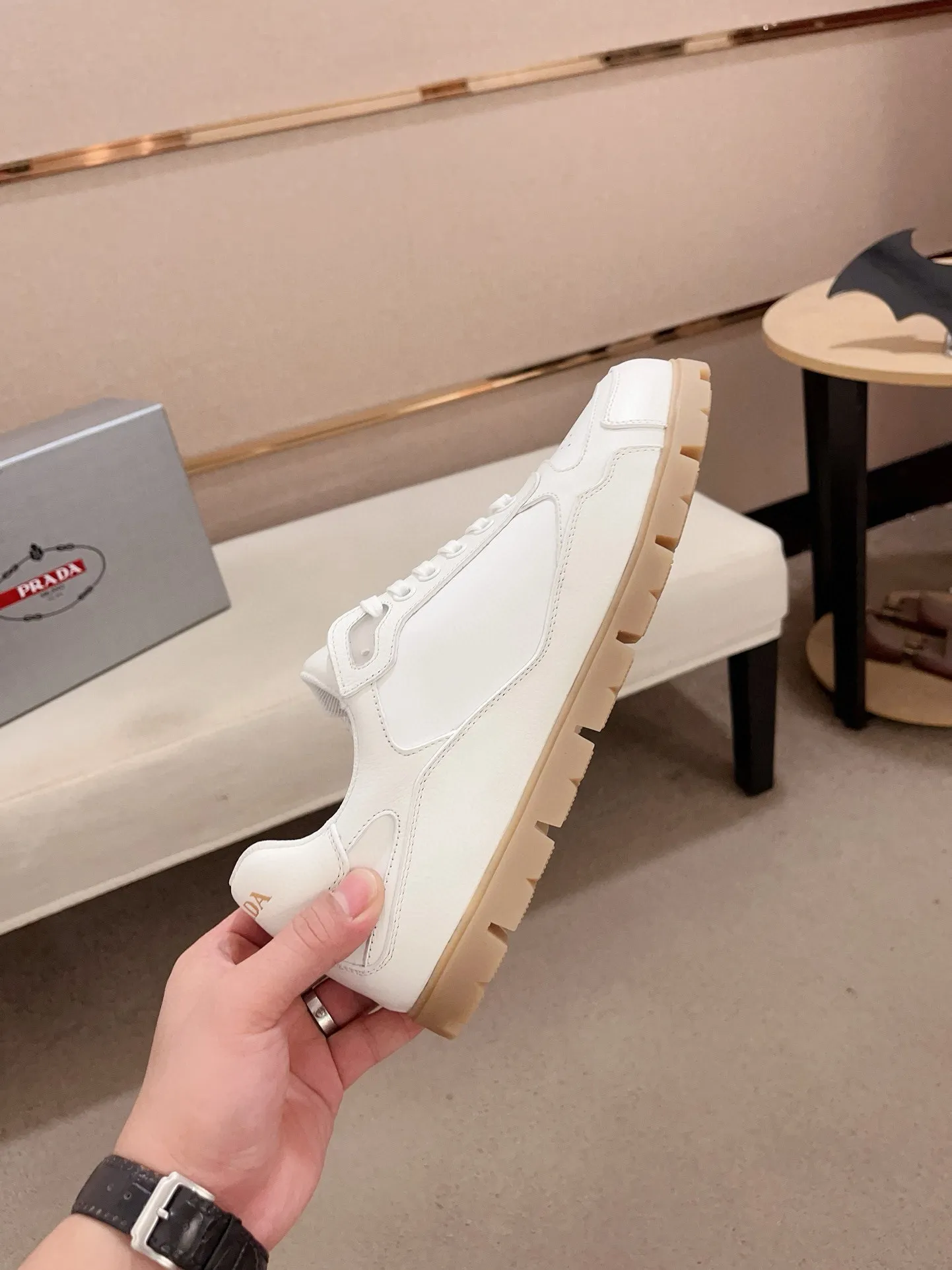 Men's shoes 💰 540💰 ✔️✔️✔️Higher version High-quality new PRADA (Prada) counters are launched at the same time. The new men's shoes and 😘 fabrics are made of high-tech glue-making technology. Lining: Full cowhide lining. 👍🏿 High-end ☄️ air-cushion molded anti-slip rubber outsole, exquisite lines, simple and elegant, comfortable and high-end for leisure travel. Code number: 38 to 44 (45 can be customized and cannot be returned or exchanged)